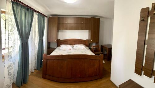 Curtea De Arges House | Casa de sub Salcie