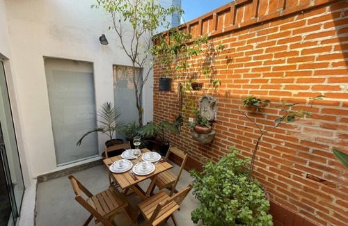 Pinheiros House | Casa de Tijolos com Churrasqueira Vila Fechada