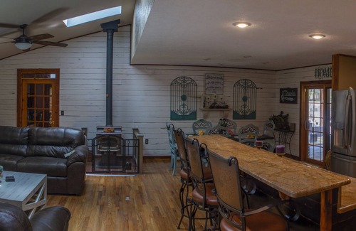 Gamaliel House | Casa DeBeers at Gamaliel Beautiful Log Home Resort style Pool, Lake Norfork