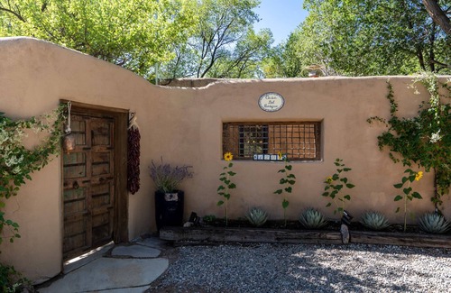 Historic Eastside House | Casa Del Bosque - Walk to Canyon Rd