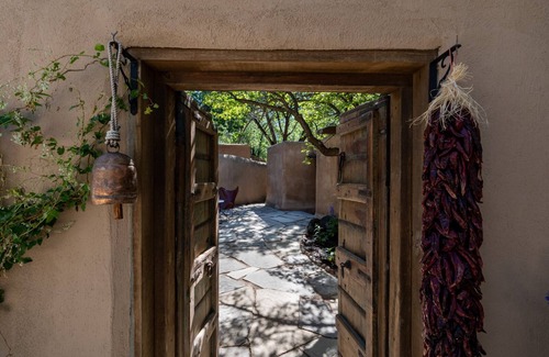 Historic Eastside House | Casa Del Bosque - Walk to Canyon Rd