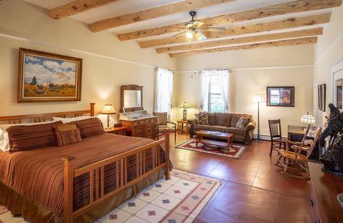 Cimarron Bed & Breakfast | Casa del Gavilan Historic Inn