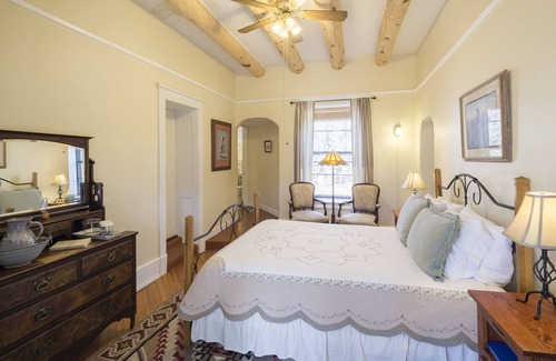 Cimarron Bed & Breakfast | Casa del Gavilan Historic Inn