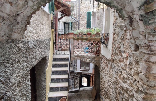 Perinaldo Apartment | Casa del Gufo, Cozy vacation apartment with sea view