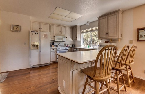 Groveland House | Casa Del Lago - Only 200 Yards from the Beach by Yosemite Region Resorts