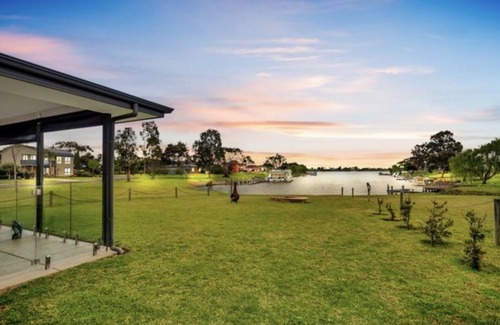Seymour House | Casa Del Lago, Waterfront spacious living.