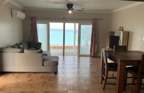 Tar Bay Apartment | Casa Del Marjorie 2 bedroom beach house, beach right at your door steps,