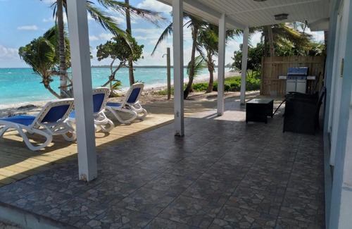 Tar Bay Apartment | Casa Del Marjorie 2 bedroom beach house, beach right at your door steps,