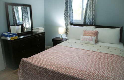 Tar Bay Apartment | Casa Del Marjorie 2 bedroom beach house, beach right at your door steps,