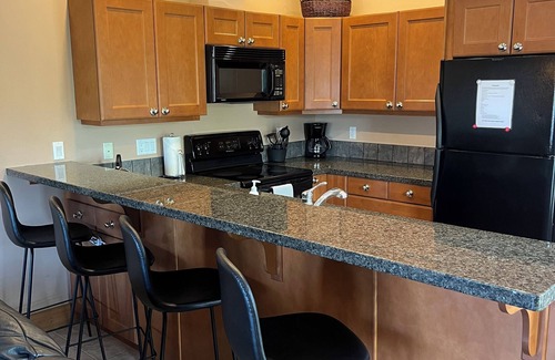 Okanagan-Similkameen Condo | Casa Del Mila Oro Beachfront 2 Bedroom Condo; Book for Spring/Summer 2025