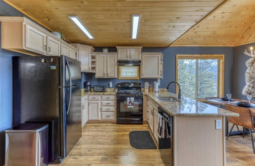 San Juan River Village House | Casa Del Oso: Hot Tub, Game Room with Arcade, 2 Decks, Near Wolf Creek, Beautiful Mountain Views!