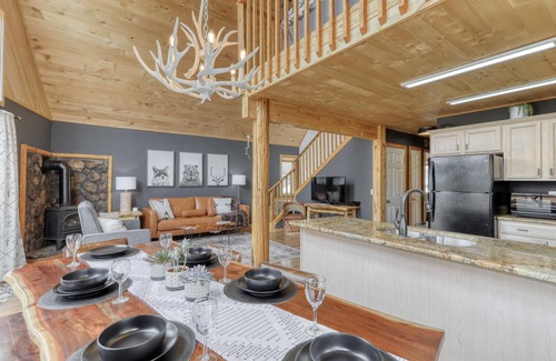 San Juan River Village House | Casa Del Oso: Hot Tub, Game Room with Arcade, 2 Decks, Near Wolf Creek, Beautiful Mountain Views!