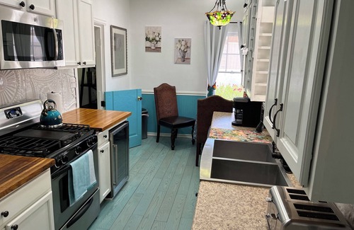 Wickenburg House | Casa Del Sol blocks from Downtown, 2 bedrooms, 2 king beds, full hookups for RV.