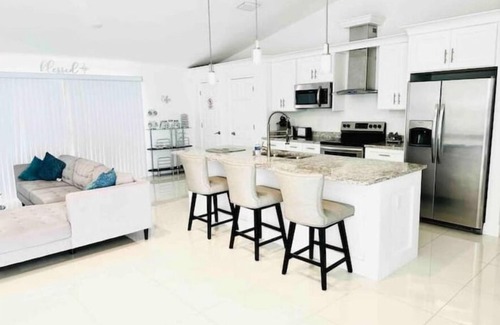 Sunshine House | Casa Del Sol- New 3/2 Jetted Tub & Open Backyard