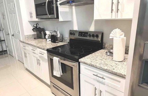 Sunshine House | Casa Del Sol- New 3/2 Jetted Tub & Open Backyard