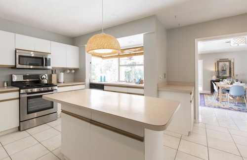 South Palm Park Neighborhood Association House | Casa Del Sol Pool Bungalow | Sleeps 8 | Near Beach