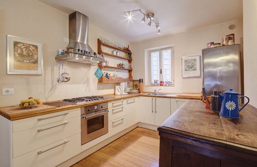 Belforte Villa | "Casa di Leo" Bright And Romantic House Surrounded by Medieval Walls and Pool