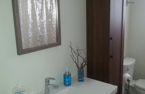 Niagara Falls House | Casa di Sole - Quiet and Relaxing -2 Bedrooms