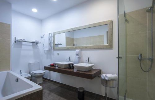 Misericordia House | Casa do Bairro by Shiadu