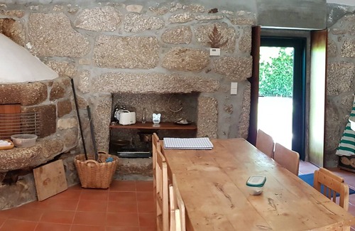 Geraz do Minho House | Casa do Forno, a pretty farmhouse offering relaxation and rest with a private garden