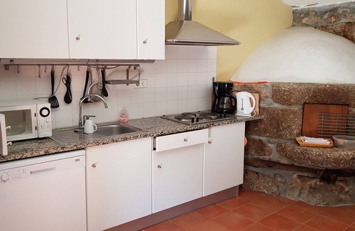 Geraz do Minho House | Casa do Forno, a pretty farmhouse offering relaxation and rest with a private garden