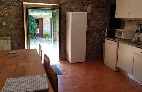 Geraz do Minho House | Casa do Forno, a pretty farmhouse offering relaxation and rest with a private garden