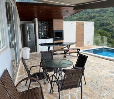 Biscaia House | Casa em Angra com 4 quartos, churrasqueira, piscina, sinuca e quadra privativa