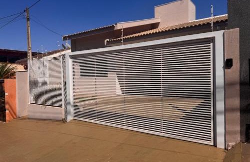 Ourinhos House | Casa em bairro nobre + 3 quartos com ar e 2 vagas