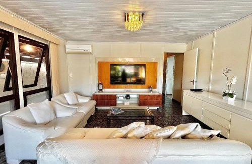 Angra dos Reis House | Casa em condomínio Luxuoso de Angra dos Reis que comporta até 8 pessoas.