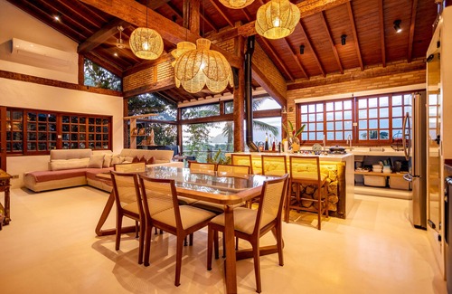 Centro Comercial House | Casa em Condomínio em Ilhabela com Piscina e Vista Para o mar