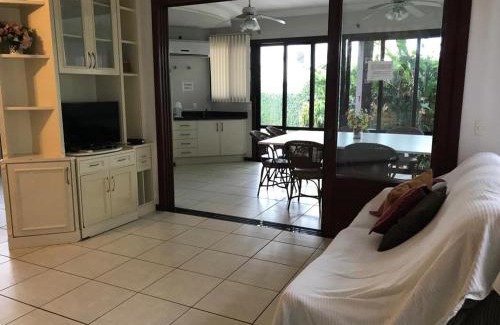 Jurere House | Casa em Jurerê Internacional próximo ao mar Reveillon disponível