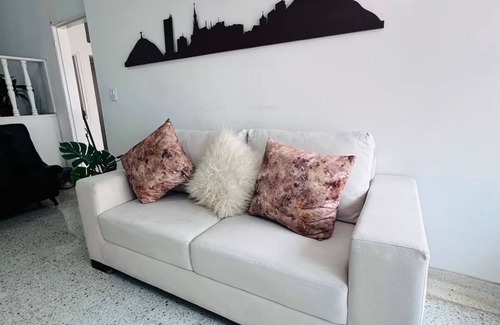 Cali House | Casa en el corazon de cali con piscina cocina. Café y Melao