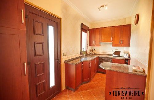 Faro House | Casa en la playa de Area con finca privada