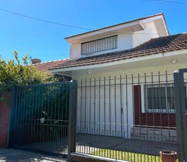 Constitucion House | Casa en Mar Del Plata con parque, parrilla y cochera cubierta a dos cuadras del mar