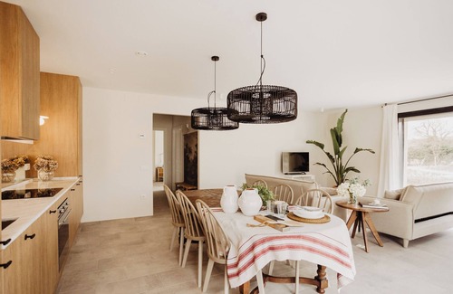 Leza House | Casa en Rioja Alavesa con Jardin, Barbacoa y Parking Privado