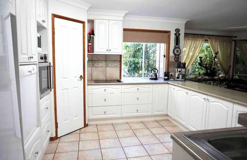 Brisbane House | Casa Encarnita Papillon Guest House
