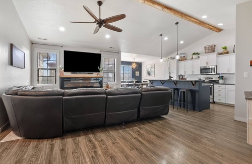 Caldwell House | Casa Enclave | Large Home + GUEST HOUSE | GYM | HOTUB | BBQ