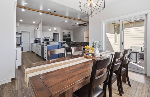 Caldwell House | Casa Enclave | Large Home + GUEST HOUSE | GYM | HOTUB | BBQ