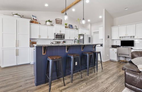 Caldwell House | Casa Enclave | Large Home + GUEST HOUSE | GYM | HOTUB | BBQ