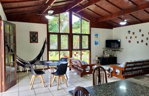 Morada da Praia House | Casa Enorme para 12 pessoas, 4 suites e um fundo com 18mil metros de mata e um pier no rio que sai para o mar-Internet 100MB