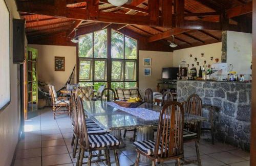 Morada da Praia House | Casa Enorme para 12 pessoas, 4 suites e um fundo com 18mil metros de mata e um pier no rio que sai para o mar-Internet 100MB