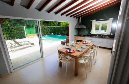 Praia do Pauba House | Casa Ensolarada entre montanhas e rio na Praia do Paúba