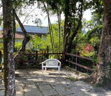 Frade House | Casa especial com piscina e jardim