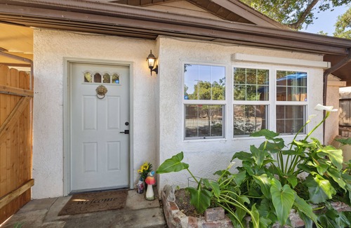 Mira Monte Apartment | Casa Esquina: Cozy Studio in the Ojai Valley's “Mo Town”