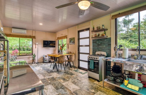 Katira House | Casa Familia-Pura Vidaville. Private Modern Cabin w/AC & Fiber Wi-Fi. Near Park