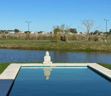 Zelaya House | Casa familiar a la laguna en San Sebastian, Escobar, 3 dormitorios, jardín, pileta, parrilla y canoas