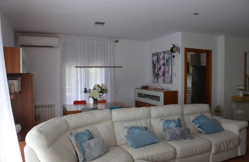 Canaletes House | Casa Familiar Rodeada de Viñedos, con Piscina y Sala de Juegos