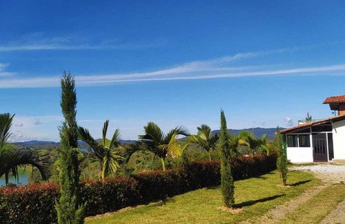 El Penol House | Casa Finca en el Peñol, Ideal Para Compartir con Familia o Amigos