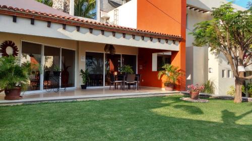 Burgos Bugambilias House | Casa Flor de Mayo