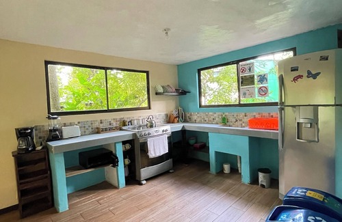 Tortuguero House | Casa Fresca a 50 Metros de Parque Nacional Tortuguero, Rodeada de Biodiversidad